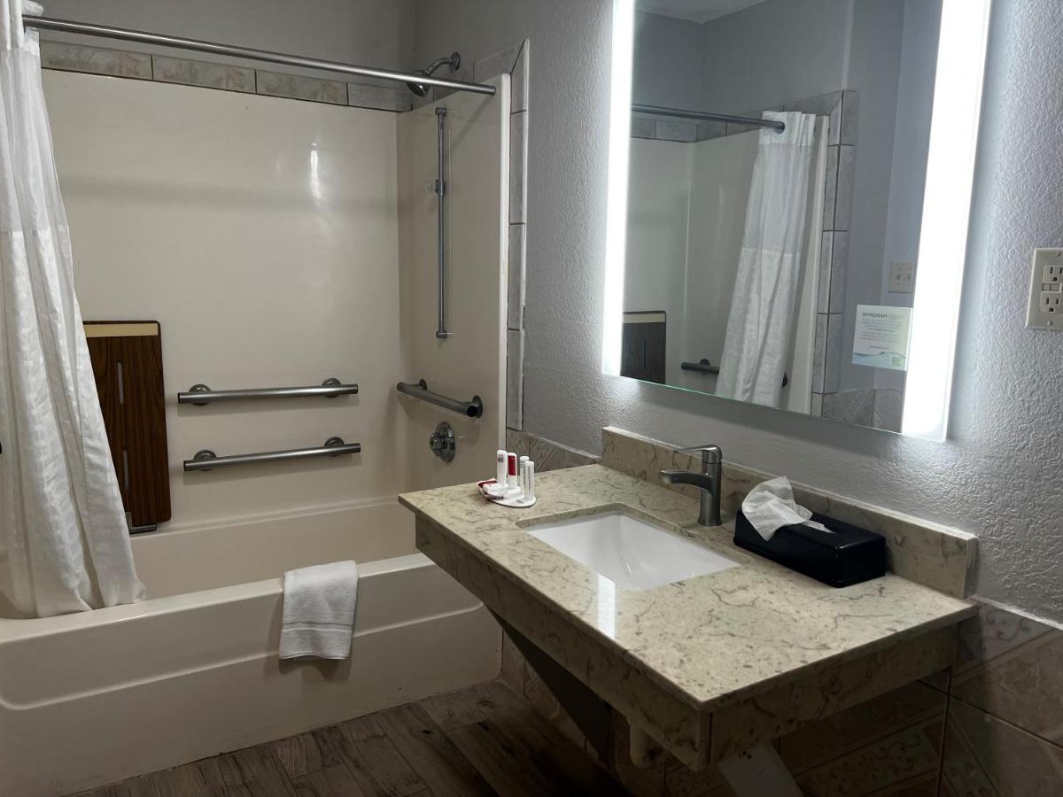 Hotel Super 8 By Wyndham Mont Belvieu - Baytown East Exterior foto